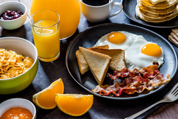 미국식 아침 식사 - eggs breakfast bacon fried egg 뉴스 사진 이미지