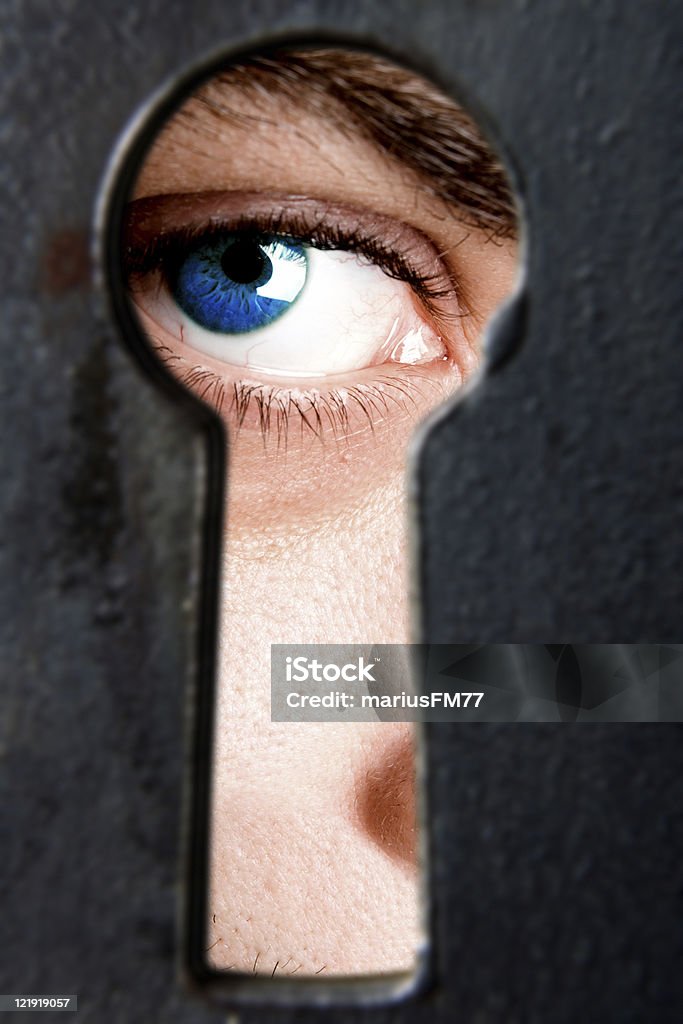 Vedo che! uomo guardando attraverso il buco della serratura - Foto stock royalty-free di Buco della serratura