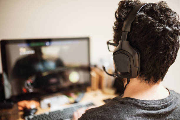 ビデオゲームをしている男 - addiction internet computer teenager ストックフォトと画像