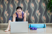 fitness-workout-zu-hause-beobachten-videos-online-arbeiten-auf-laptop-computer.jpg?b=1&s=170x170&k=20&c=Fq3KJOsr0NwtzQY0o2KxzQWKEIyFP1mjLj-bIWe57y4=