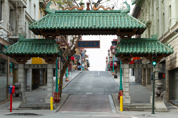 san francisco chinatown tor und stadtstraße - chinatown san francisco chinatown san francisco county cityscape stock-fotos und bilder