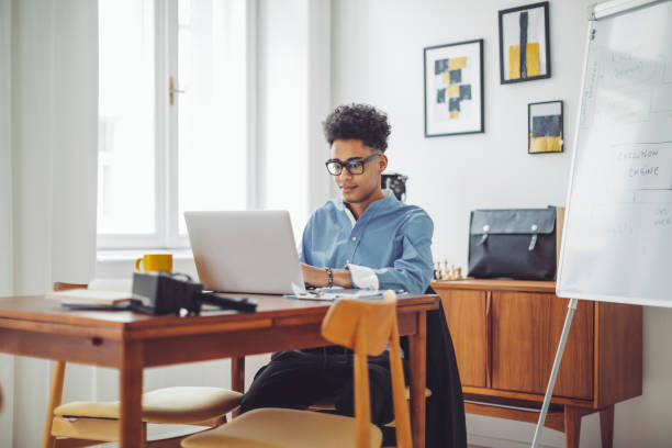 집에서 일하기 - laptop using laptop studying working at home 뉴스 사진 이미지