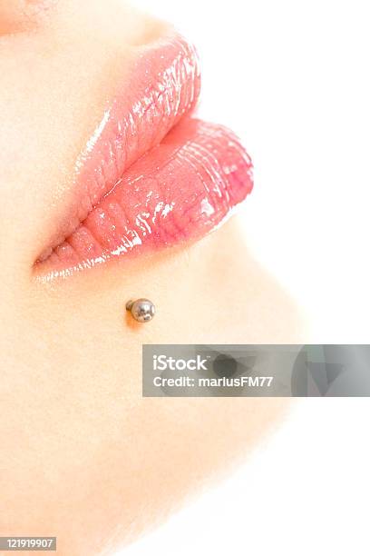 Mujer Con Labios Foto de stock y más banco de imágenes de Adulto - Adulto, Agujereado, Belleza