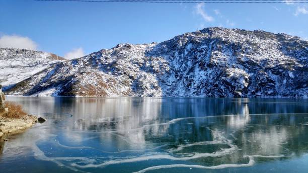 lago tsomgo, sikkim - glacier himalayas frozen lake fotografías e imágenes de stock