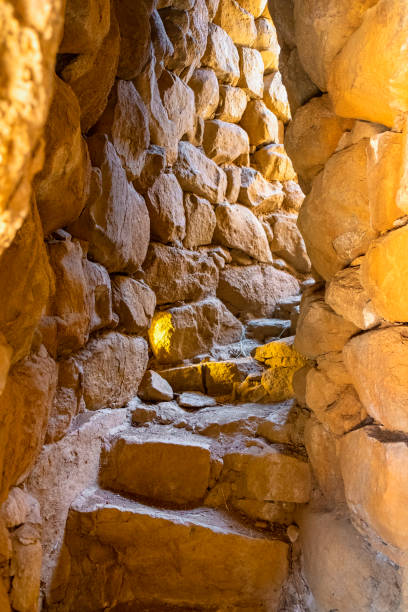 руины нурагического комплекса la prisgiona с интерьером каменной башни возле арзачены, сардиния в италии - nuragic стоковые фото и изображения