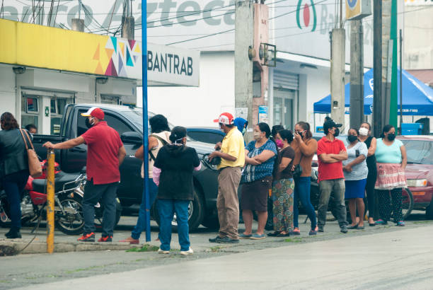 medidas preventivas en guatemala contra el coronavirus o codiv 19, puestas por el gobierno, personas en la calle antes del toque de queda. - editorial crowd driver people fotografías e imágenes de stock