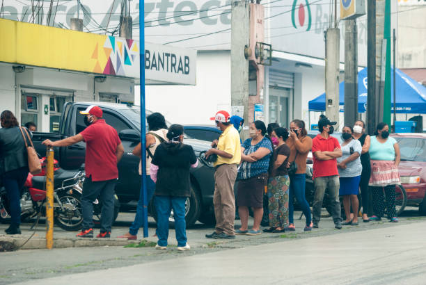 środki zapobiegawcze w gwatemali przeciwko coronavirus lub codiv 19, wprowadzone przez rząd, ludzie na ulicy przed godziną policyjną. - men editorial musician music zdjęcia i obrazy z banku zdjęć