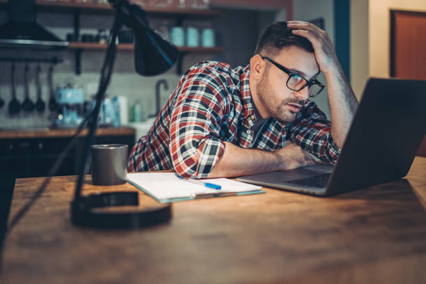 비즈니스 과제를 해결하는 작업 - frustration computer men emotional stress 뉴스 사진 이미지