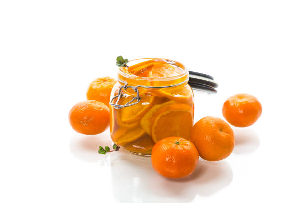 мандариновое варенье в стеклянной банке, изолированной на белом фоне - orange tangerine gourmet isolated on white стоковые фото и изображения