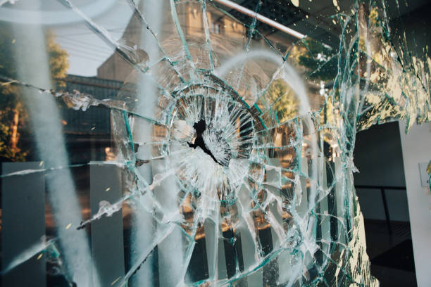 fenêtre de magasin cassée - vandalism photos et images de collection