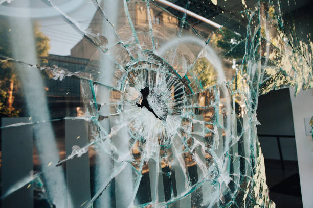 shop window broken - riot imagens e fotografias de stock