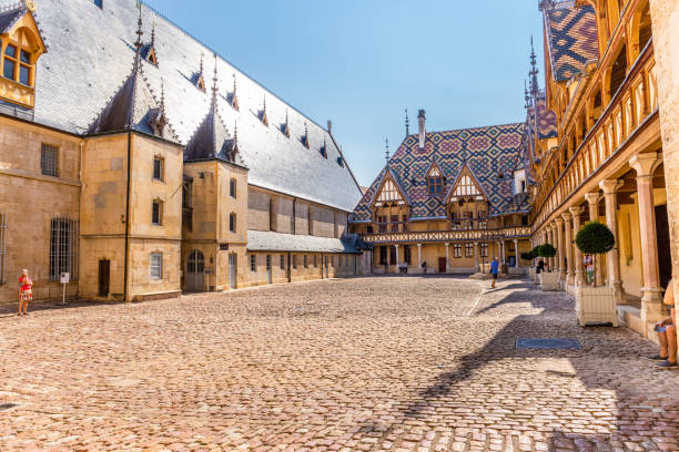 vista del hospice de beaune o del hotel dieu en la región de borgoña, francia - cote dor fotografías e imágenes de stock