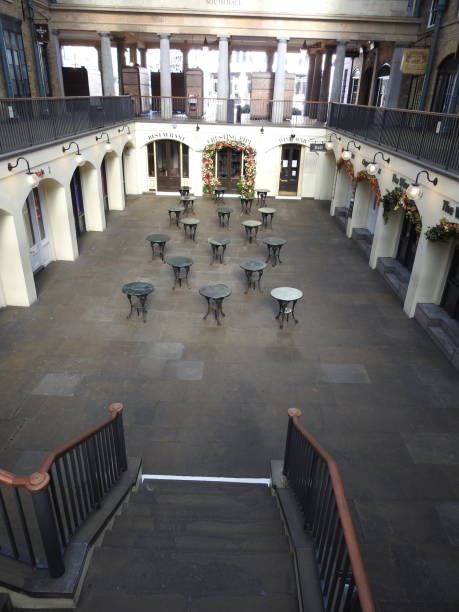 Coronavirus London Lockdown - Covent Garden market is empty during the coronavirus pandemic London / UK - March 23rd 2020: London's normally busy Covent Garden and Neal Street, popular tourist destinations are nearly empty as people are told to  self isolate during the COVID-19 coronavirus paternoster square stock pictures, royalty-free photos & images