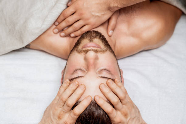 homme recevant le massage de tête. - head massage photos et images de collection