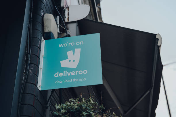 wir sind auf deliveroo zeichen vor einem restaurant in london, uk. - you are here englischer satz stock-fotos und bilder