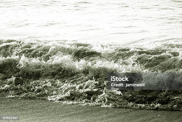 Mar Surf No Monocromático - Fotografias de stock e mais imagens de Abstrato - Abstrato, Alto-Contraste, Areia