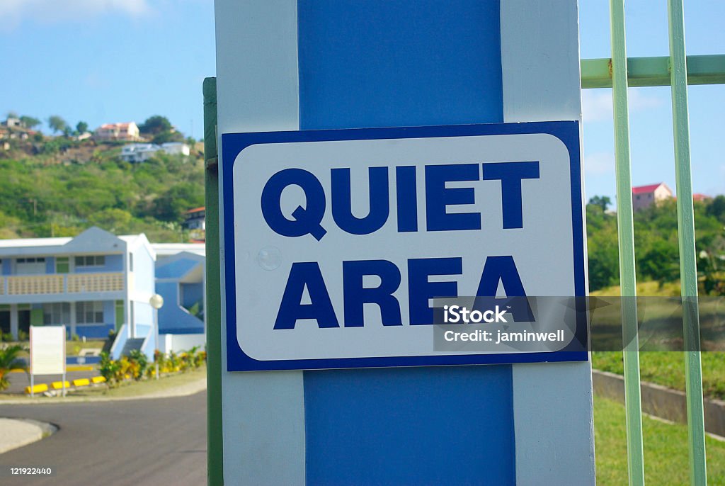 Placa externa que diz "área tranquila" - Foto de stock de Autoridade royalty-free
