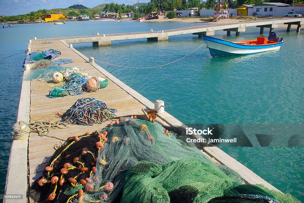 Los NET y Muelle de pesca con barco en el mar turquesa del Caribe - Foto de stock de Aire libre libre de derechos