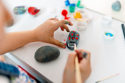 The kid who wrote her love for her mother on the stones