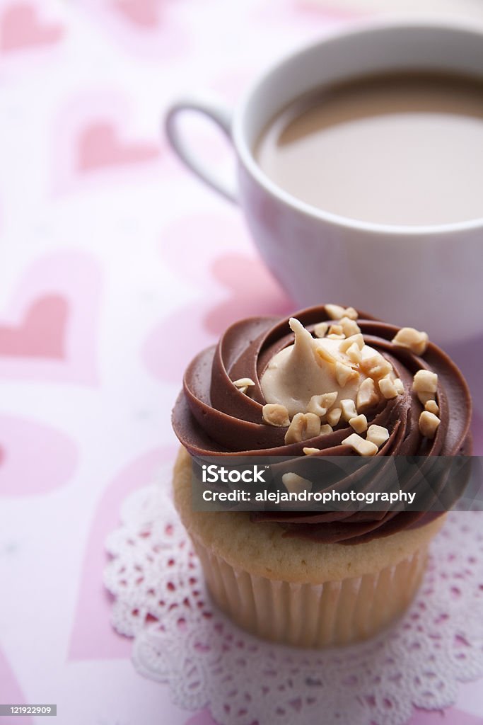 Caffè e dolci cupcake al cioccolato con frutta secca - Foto stock royalty-free di Alimentazione non salutare