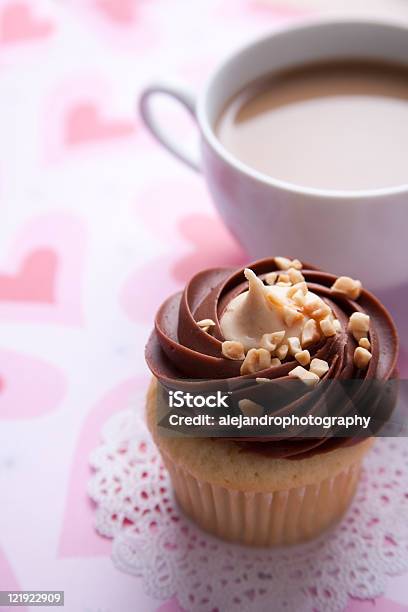 Caffè E Dolci Cupcake Al Cioccolato Con Frutta Secca - Fotografie stock e altre immagini di Alimentazione non salutare