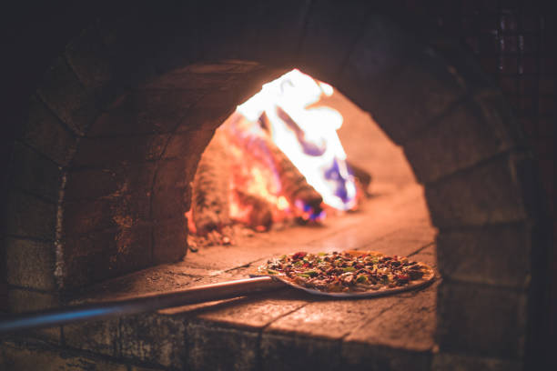 время готовить пиццу - wood fire oven стоковые фото и изображения