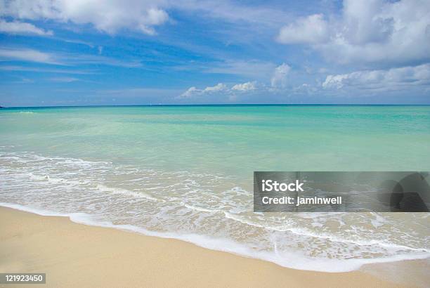 Magnífica Playa Con Aguas Color Turquesa Tropical Hace Encantadora Imagen De Fondo Foto de stock y más banco de imágenes de Agua