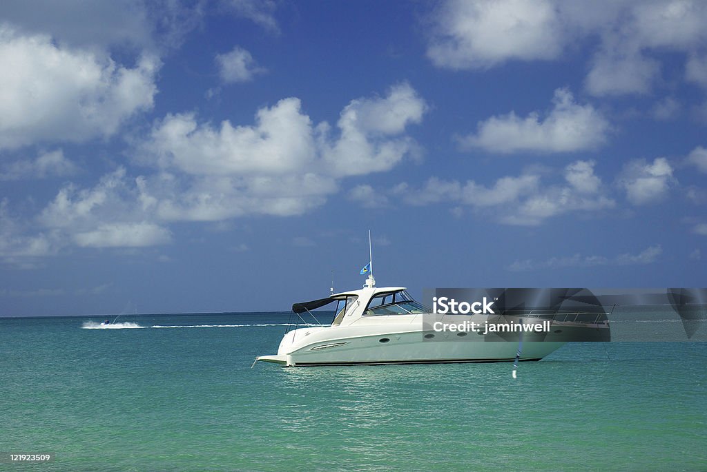 motor boat lujo en el mar turquesa del Caribe y el cielo azul - Foto de stock de Bahamas libre de derechos