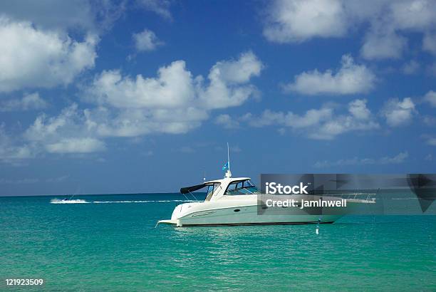 Barco De Luxo Motor De Turquesa Do Mar Das Caraíbas E Céu Azul - Fotografias de stock e mais imagens de Bahamas