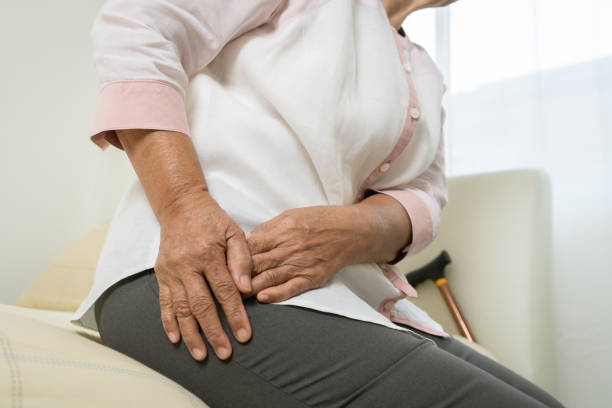 시니어 컨셉의 자택에서 시니어 여성의 고관절 통, 건강 관리 문제 - pain human knee arthritis human joint 뉴스 사진 이미지
