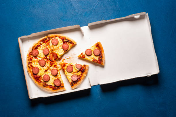 pepperoni pizza dans une boîte en carton. service de livraison de pizza - box lunch photos photos et images de collection