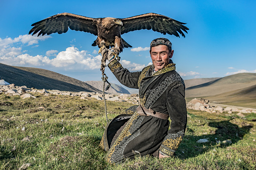 Bayan-Olgii, Mongólia- July 29 2017: Eagle hunter with his animal at Bayan-Olgii, Mongólia.