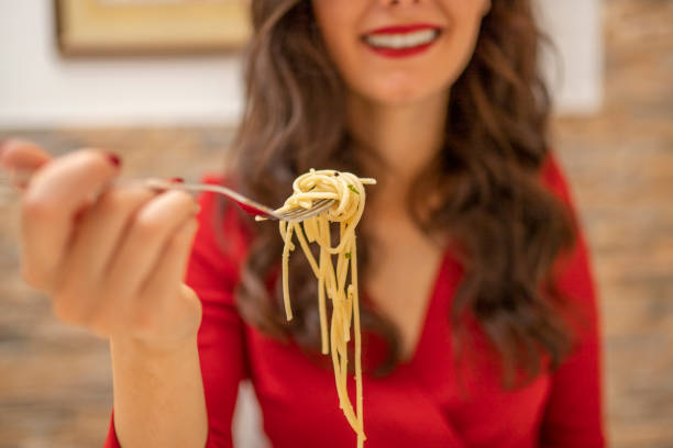 close-up van spaghetti bolognese - spaghettibandjes stockfoto's en -beelden