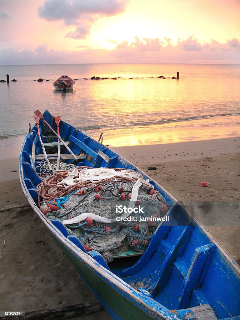 Fischerboot und Netto vor der Kulisse des herrlichen karibischen Sonnenuntergang - Lizenzfrei Antillen Stock-Foto