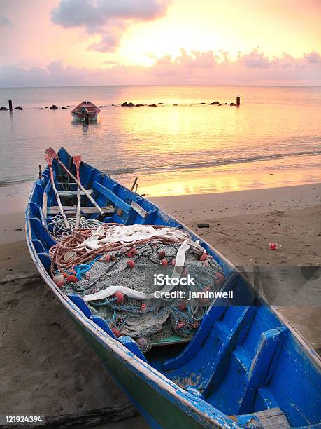 Fischerboot Und Netto Vor Der Kulisse Des Herrlichen Karibischen Sonnenuntergang Stockfoto und mehr Bilder von Antillen