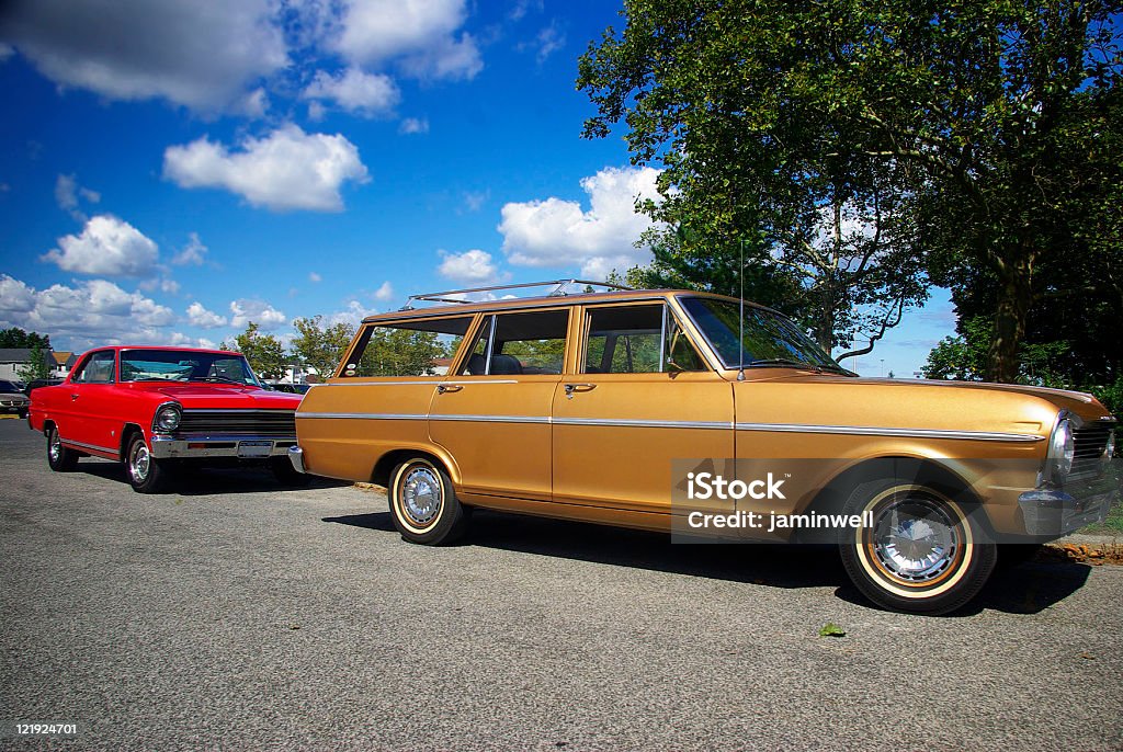 Classico antico colorato automobili all'aperto - Foto stock royalty-free di Station wagon