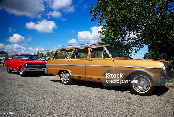 Classico Antico Colorato Automobili Allaperto - Fotografie stock e altre immagini di Station wagon - Station wagon, Ambientazione esterna, Antico - Vecchio stile