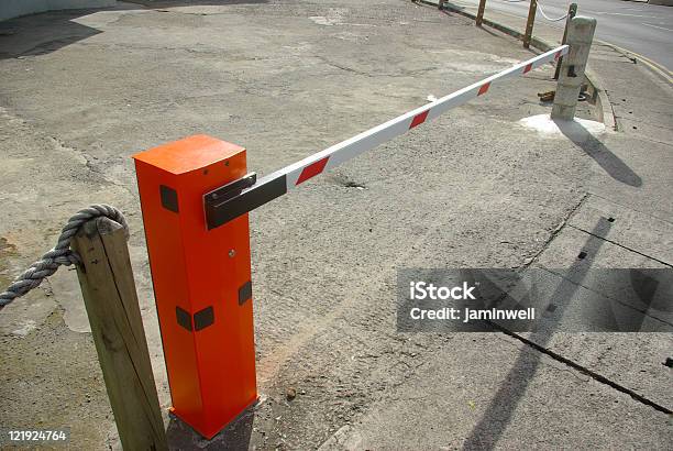 Photo libre de droit de Barrière Levante Stationnement Et Un Système De Contrôle De Lentrée banque d'images et plus d'images libres de droit de Barricade