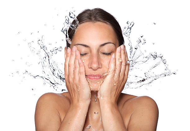 bella mujer con fregadero con superficie de agua gota - human face water washing women fotografías e imágenes de stock