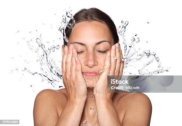 Piękna Kobieta Z Mokra Twarz Z Kropli Wody - zdjęcia stockowe i więcej obrazów Myć twarz - Myć twarz, Kobiety, Ludzka twarz