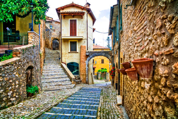 urocze wąskie uliczki starych tradycyjnych wiosek we włoszech. casperia, prowincja rieti - narrow alley zdjęcia i obrazy z banku zdjęć