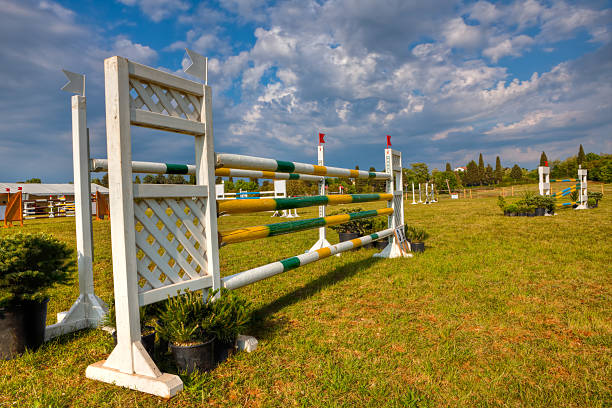 horse show jumping - horse show jumping jumping performance stock-fotos und bilder