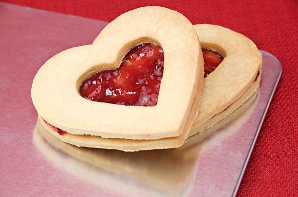 biscuits en forme de cœur - valentines day nobody plaque studio shot photos et images de collection