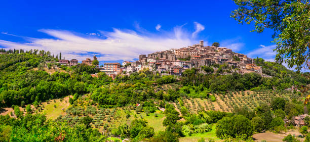 villages médiévaux traditionnels au sommet d’une colline (borgo) d’italie - casperia pittoresque dans la province de rieti - lazio photos et images de collection