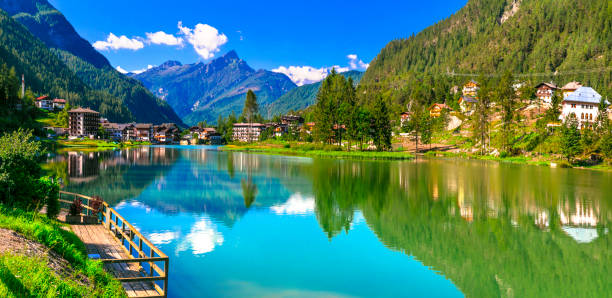 increíble paisaje alpino, montañas dolomitas. hermoso lago lago di alleghe y pintoresco pueblo. northen italia - belluno veneto european alps lake fotografías e imágenes de stock