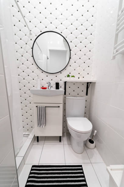 luminoso baño interior - baños pequeños fotografías e imágenes de stock