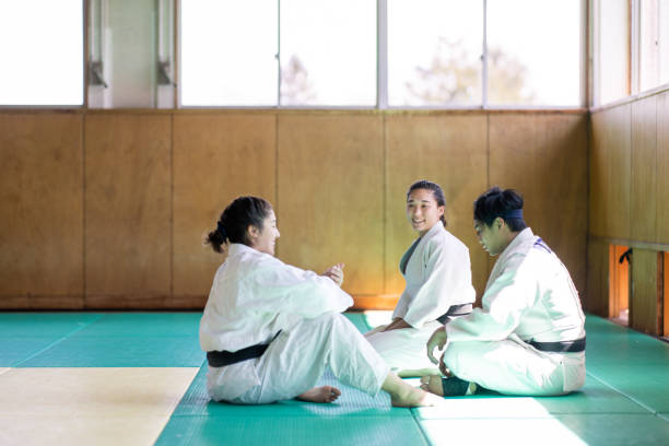 도장에서 휴식을 취하는 젊은 유도 선수들 - dojo 뉴스 사진 이미지