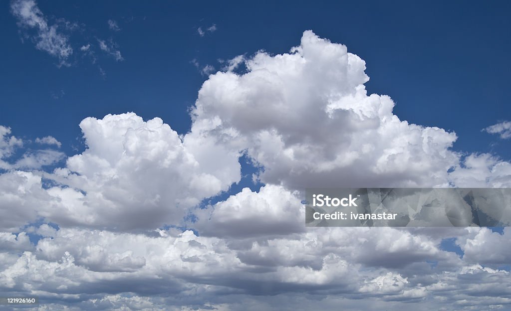 Fondo de cielo y las nubes - Foto de stock de Aire libre libre de derechos