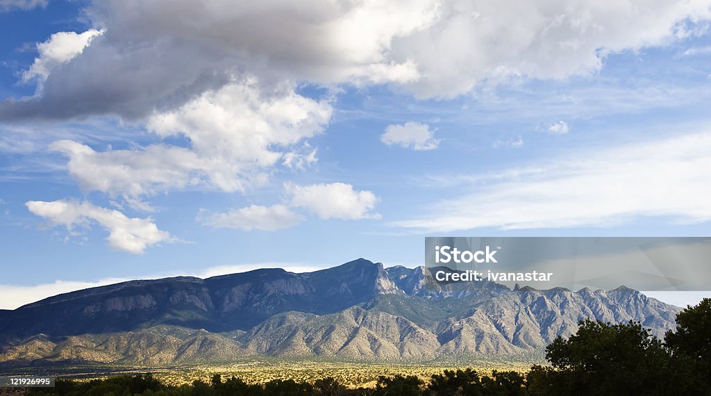 Paisaje del suroeste de Estados Unidos con montañas Sandia - Foto de stock de Montañas Sandía libre de derechos