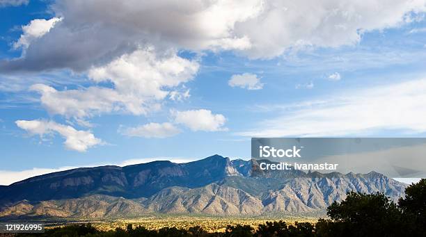 Paisaje Del Suroeste De Estados Unidos Con Montañas Sandia Foto de stock y más banco de imágenes de Montañas Sandía